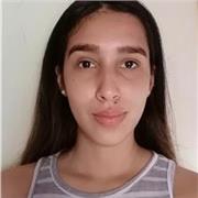 Profesional universitaria imparte clases a niños de primaria